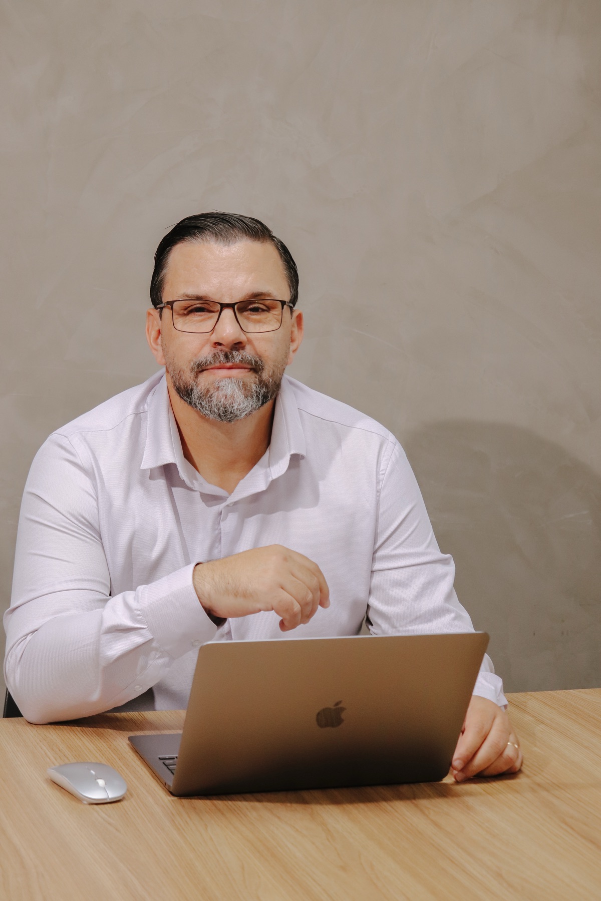 Rodrigo Machado, advogado, à mesa de trabalho